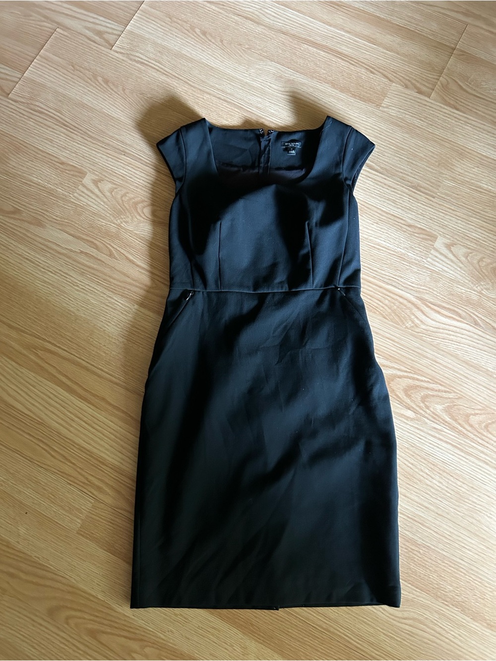 Ann Taylor Black Sheath Scoop Neck Knee Length Dress 0Petite